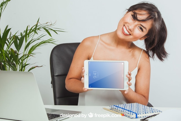 Mock up de tablet, oficina y mujer feliz