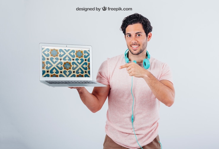 Gratis PSD mock up van het scherm van de laptop en de jonge man wijst