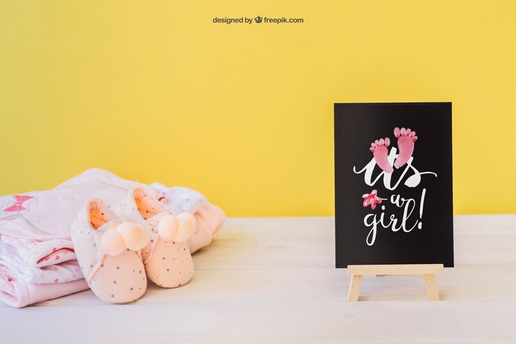 PSD gratuito mockup de bebé chica con tabla y zapatos