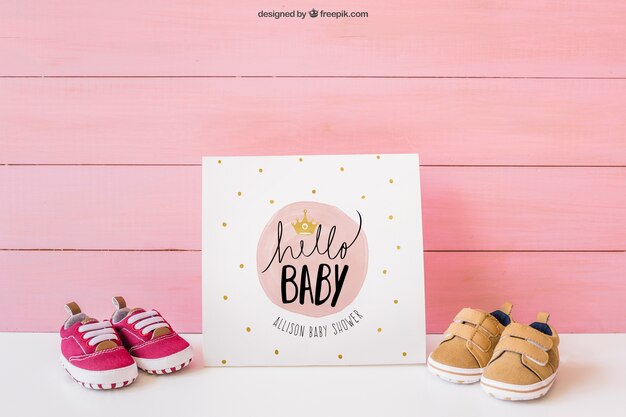 Mockup de bebé con papel y zapatos