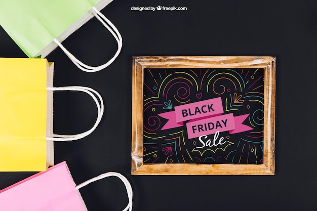 Mockup de black friday con pizarra y bolsas