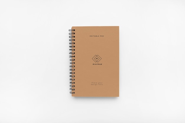 Mockup con copertina rigida per notebook su sfondo bianco