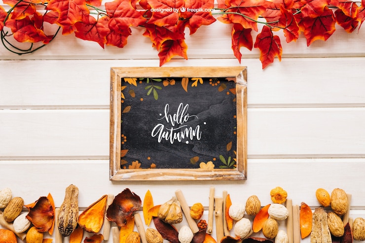 PSD gratuito mockup d'autunno con ardesia tra le foglie