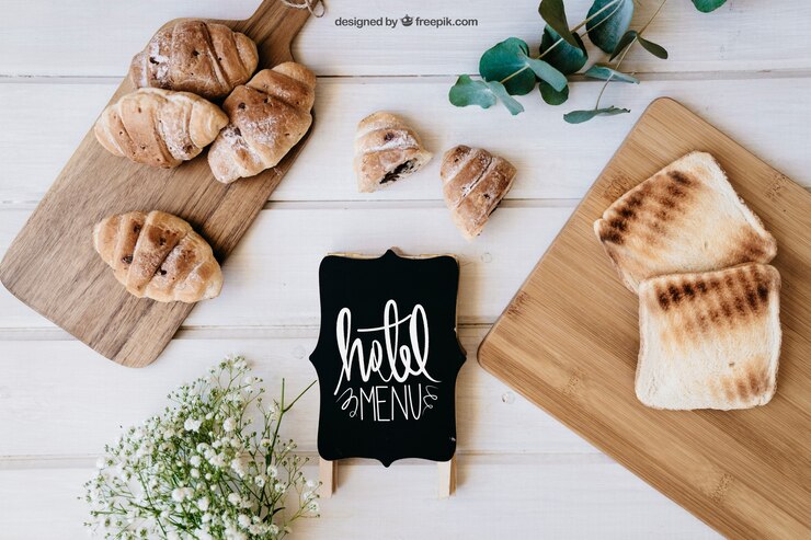 PSD gratuito mockup de desayuno con croissants y tostada