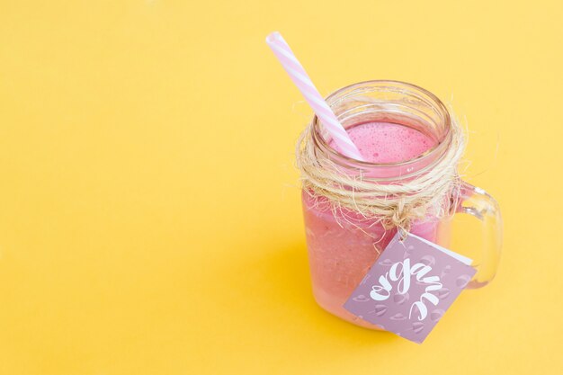 mockup di barattolo con yogurt rosa