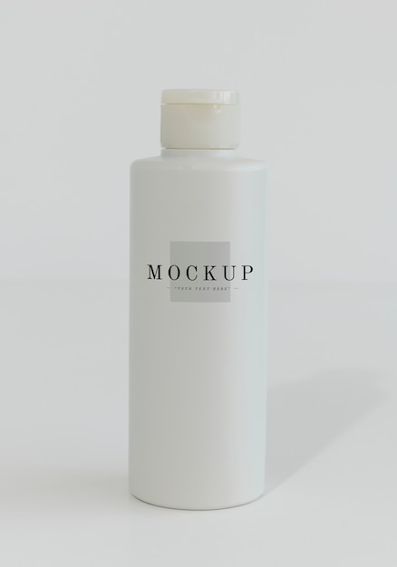 Mockup di bottiglia di shampoo o balsamo bianco