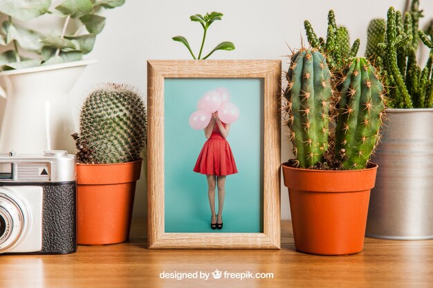 Mockup di cornice con decorazione di cactus