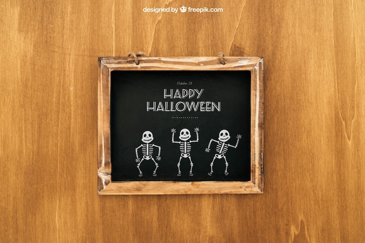 PSD gratuito mockup di halloween con ardesia di legno