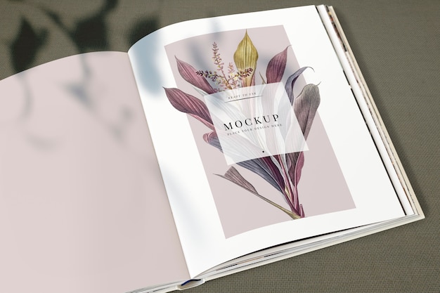 Mockup di rivista floreale con spazio vuoto