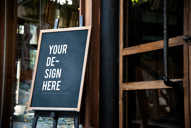 Mockup di segno di lavagna di fronte a un ristorante