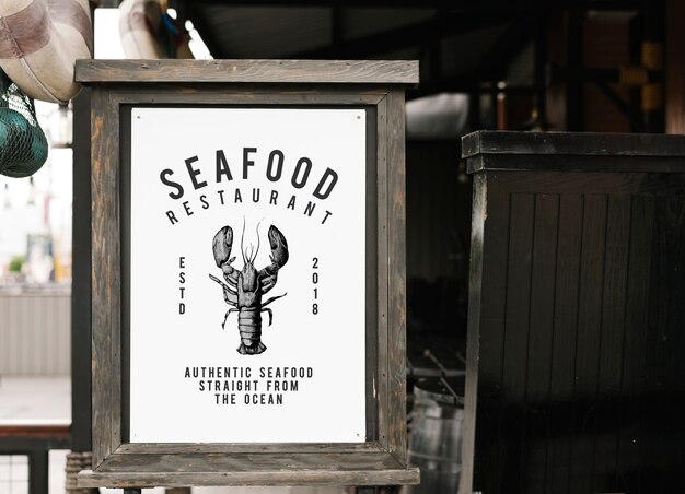 Mockup di segno di stile rustico in un ristorante di pesce