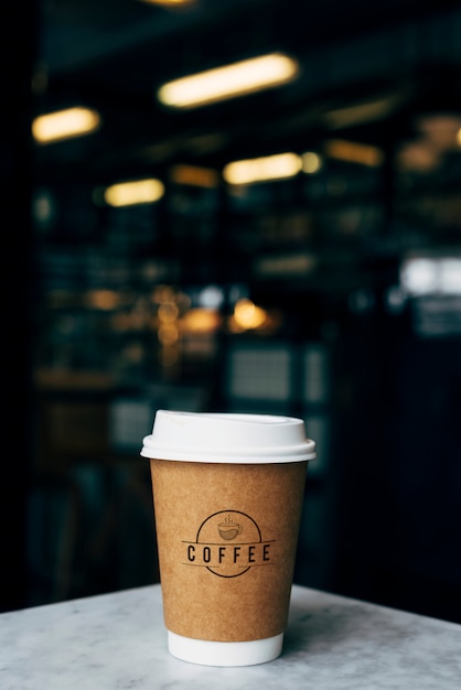 Mockup di una tazza di caffè da asporto