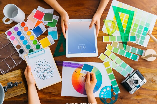 Mockup de diseñador gráfico en escritorio