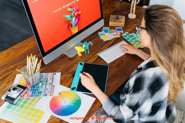 Mockup de diseñador gráfico con monitor y chica