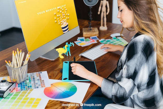 Mockup de diseñadora gráfico con chica