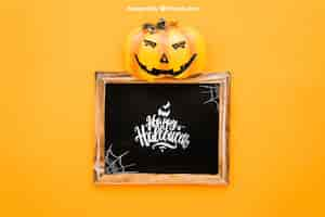 PSD gratuito mockup de halloween con calabaza encima de pizarra