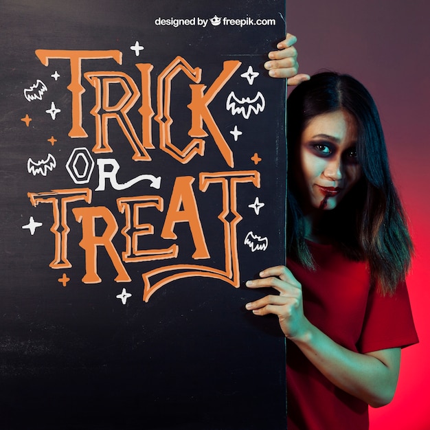 Mockup de halloween con chica detrás de muro negro