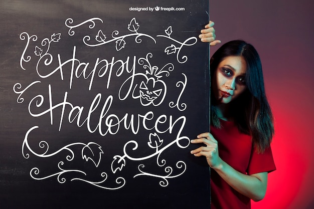 PSD gratuito mockup de halloween con chica detrás de pared