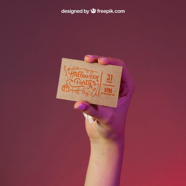 PSD gratuito mockup de halloween con chica con mano sujetando tarjeta de visita
