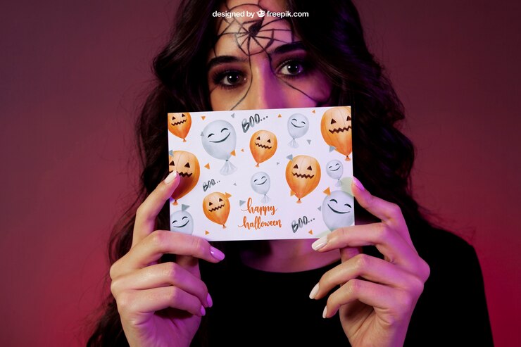 PSD gratuito mockup de halloween con mujer sujetando tarjeta
