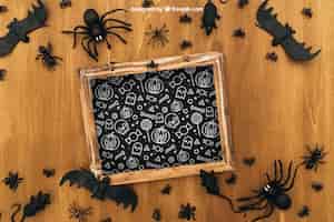 PSD gratuito mockup de halloween con pizarra e insectos