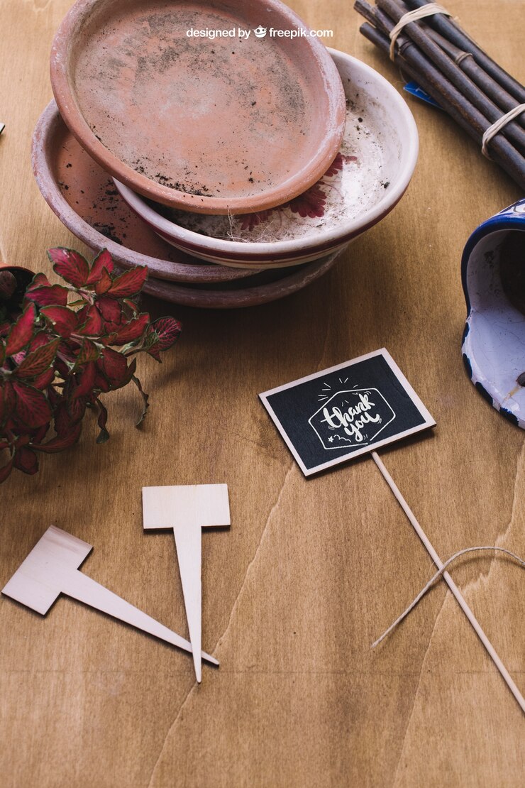 PSD gratuito mockup de jardinería con etiquetas y platos
