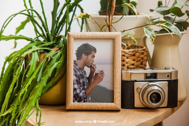 Mockup de marco con macetas de flores