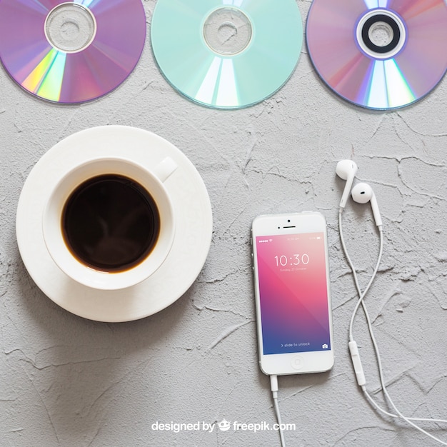 PSD gratuito mockup de música con café y smartphone