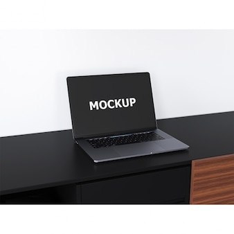 Mockup de ordenador portátil negro sobre escritorio
