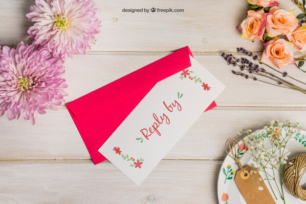 Mockup de papelería para boda con sobre rojo