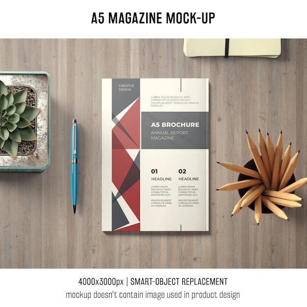 PSD gratuito mockup de revista a5 en escritorio