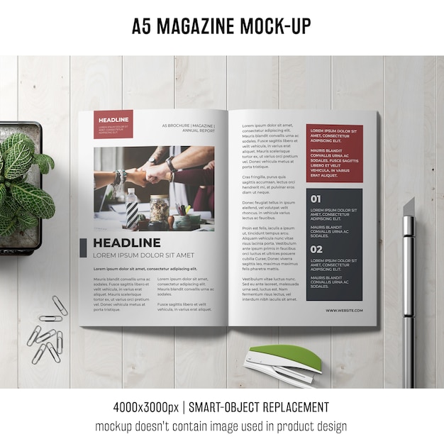 Gratis PSD modelmagazine van a5 op tafel