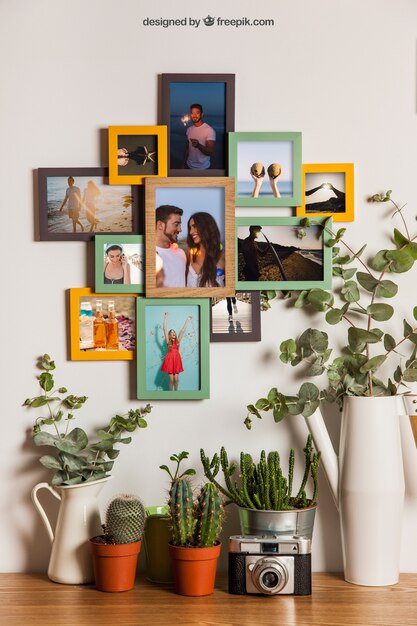 Muchos marcos en pared con decoración de flores