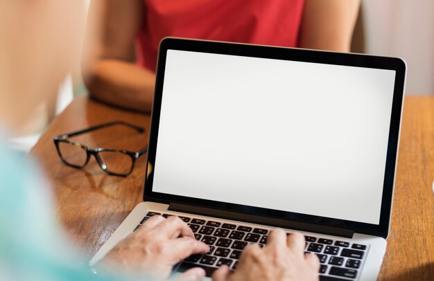 mujer borrosa usando la computadora portátil