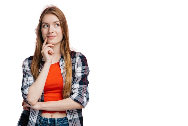 Mujer expresiva gesticulando