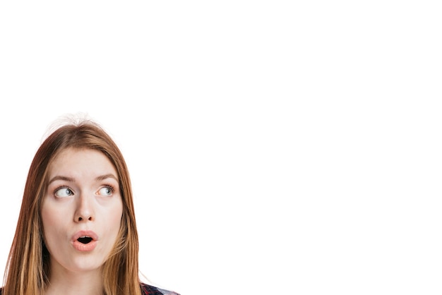 Mujer expresiva gesticulando