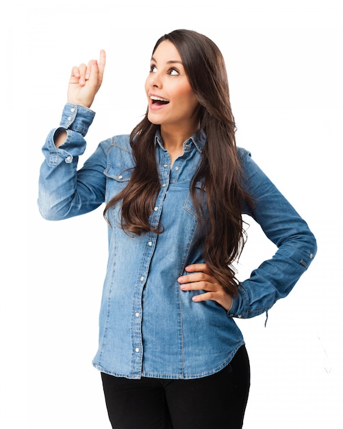 Mujer feliz señalando con su mano derecha