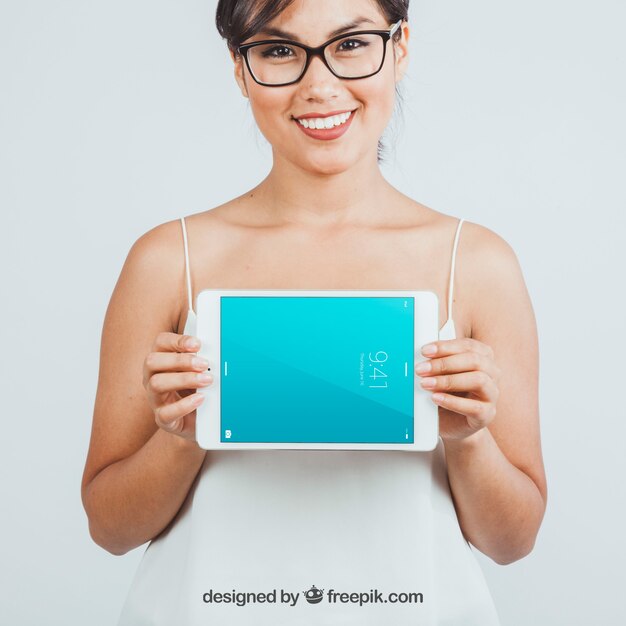Mujer feliz con tablet en diseño de mock up 