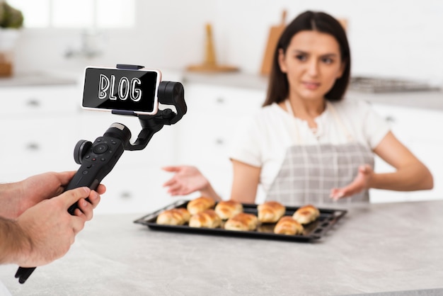 Mujer filmando para maqueta de blog
