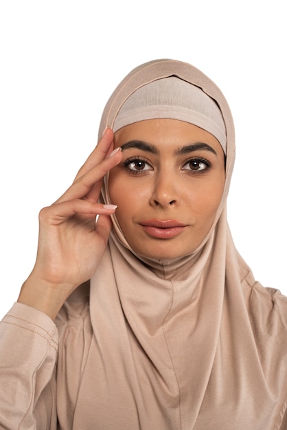 Mujer joven con hijab aislada