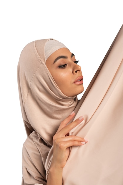 PSD gratuito mujer joven con hijab aislada