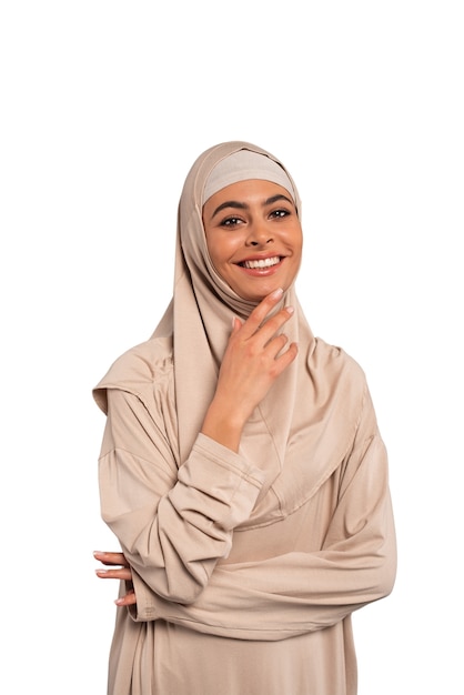 Mujer joven con hijab aislada