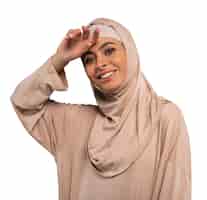 PSD gratuito mujer joven con hijab aislada
