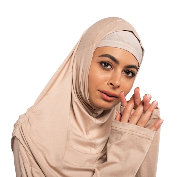 Mujer joven con hijab aislada