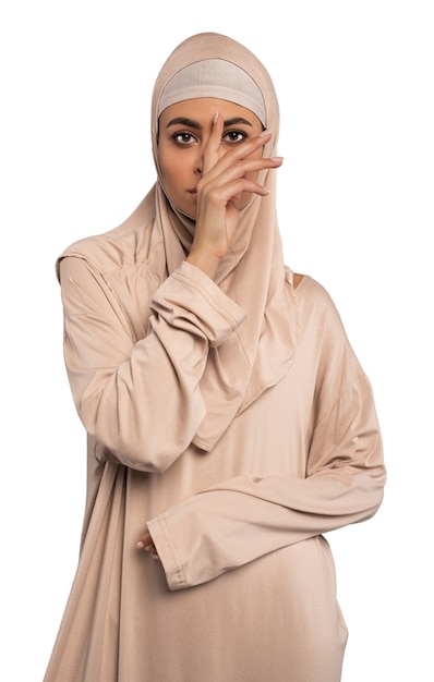 Mujer joven con hijab aislada