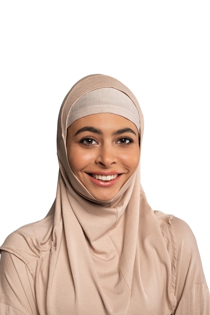 Mujer joven con hijab aislada