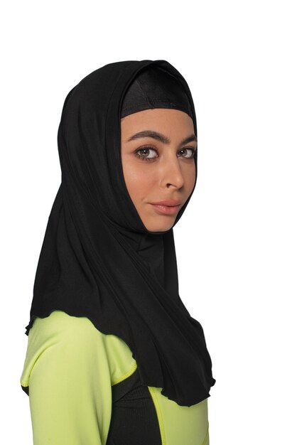 Mujer joven con hijab aislada