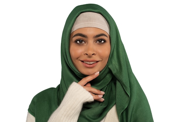 Mujer joven con hijab aislada