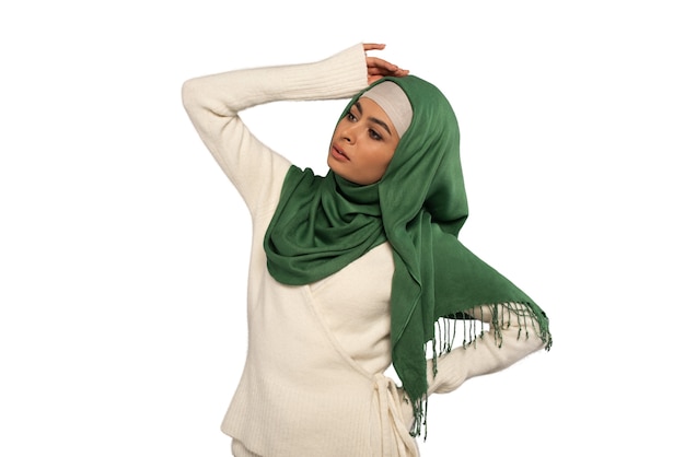 Mujer joven con hijab aislada