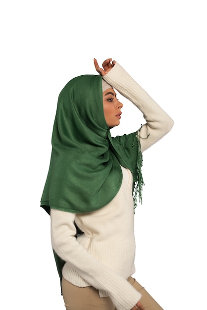 Mujer joven con hijab aislada